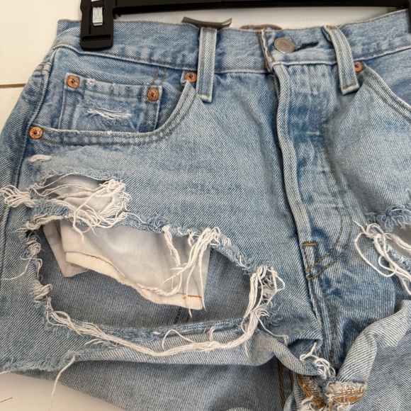 Levis Cut Off 501 Shorts Bottoms Women's Size 25 Light Blue Denim 100% Cotton - Picture 2 of 10